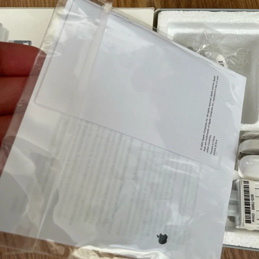 NEW IN BOX Apple World Travel Adapter Kit M8794G/B with 6 adapters